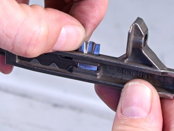 Dewalt Nailers DCN680D1 2018 Driver Blade Replacement, Install a replacement blade: crwdns2935265:016crwdnd2935265:03crwdnd2935265:03crwdne2935265:0