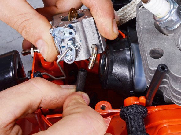 Echo Chain Saw CS4910 2020 Piston Assembly Replacement, Disconnect the right fuel pipe: crwdns2935265:017crwdnd2935265:02crwdnd2935265:02crwdne2935265:0