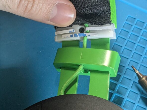 Razer Kraken (Kraken TE) Headband Replacement, Apply new double sided tape: crwdns2935265:017crwdnd2935265:02crwdnd2935265:03crwdne2935265:0