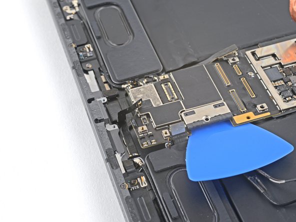 iPad Pro 11" 2nd Gen Logic Board Replacement, Pry up the logic board: crwdns2935265:080crwdnd2935265:03crwdnd2935265:03crwdne2935265:0