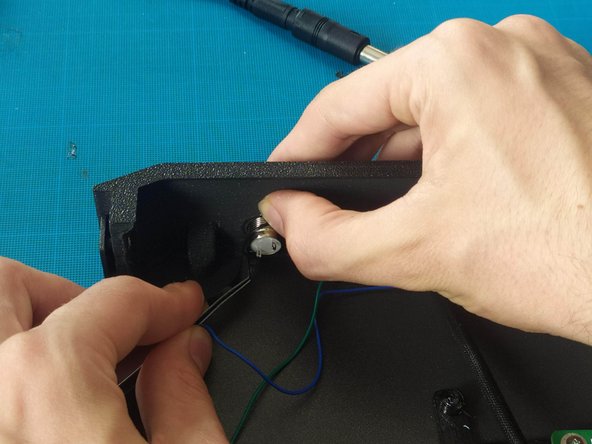 6- Montage PC Infinity, Ajout du bouton et de la LED (suite): étape 21, image 1 de 3