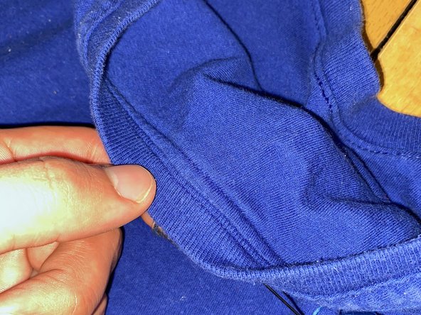 How to Fix the Neckline of a T-Shirt: crwdns2935265:03crwdnd2935265:02crwdnd2935265:02crwdne2935265:0