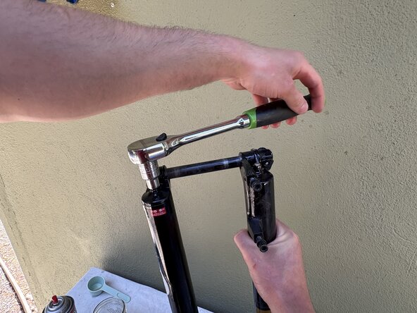 Fox32 Mountain Bike Front Air Suspension Fork Seal and Oil Replacement: étape 46, image 2 de 3