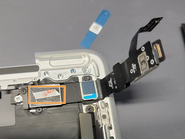 MacBook Pro 13" Two Thunderbolt Ports 2020 Touchbar Replacement, Placing Second Bracket: crwdns2935265:046crwdnd2935265:03crwdnd2935265:03crwdne2935265:0