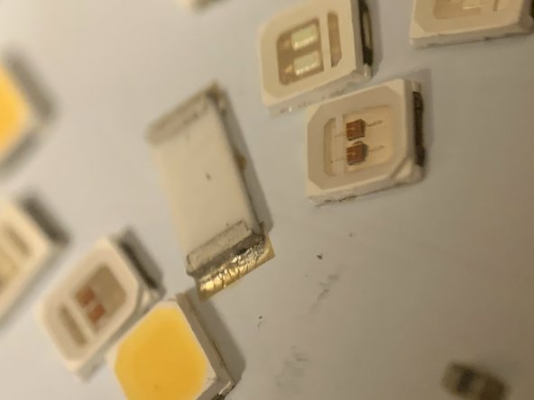 LIFX BR30 Resolder Resistors, Observe Bottom Resistor: crwdns2935265:06crwdnd2935265:02crwdnd2935265:02crwdne2935265:0