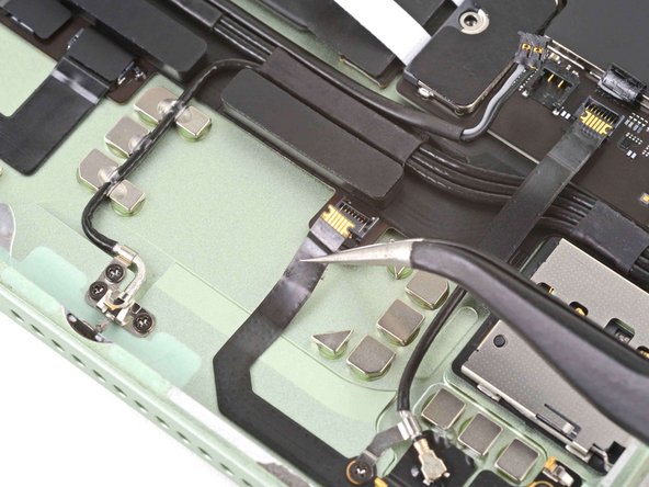 iPad Air 4 Battery Replacement, Disconnect the bottom right cellular antenna interconnect cable: stap 0, afbeelding 3 van 3