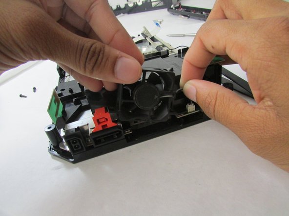 Nintendo Wii 2011 Disassembly: step 18, image 2 of 2