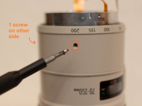 Canon EF 70-200mm f/2.8L IS USM Zooming Key Replacement, Install the Zoom Ring: crwdns2935265:016crwdnd2935265:02crwdnd2935265:03crwdne2935265:0