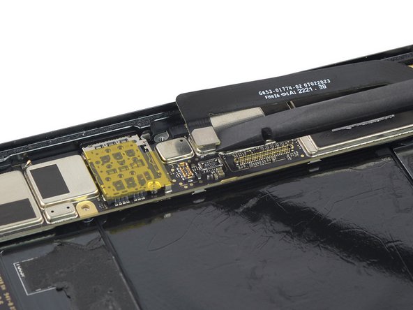 Google Pixel 7 Motherboard Replacement, Disconnect the mmWave antenna cable: adım 35, 2 resimden 2.