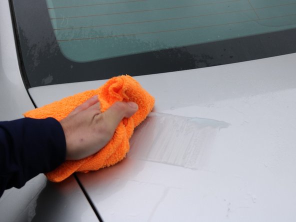 How to Repair a Scratch On a Car: crwdns2935265:08crwdnd2935265:02crwdnd2935265:03crwdne2935265:0