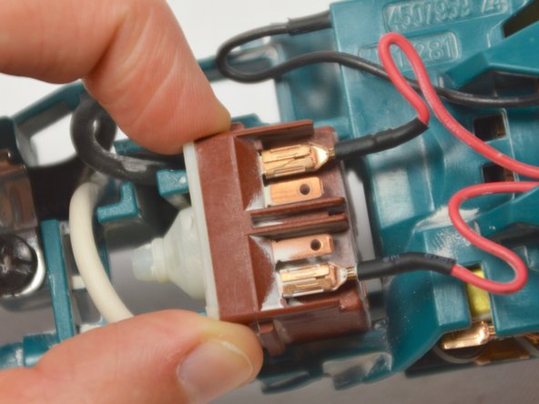 Makita GA4030K Switch Replacement: crwdns2935265:07crwdnd2935265:03crwdnd2935265:03crwdne2935265:0