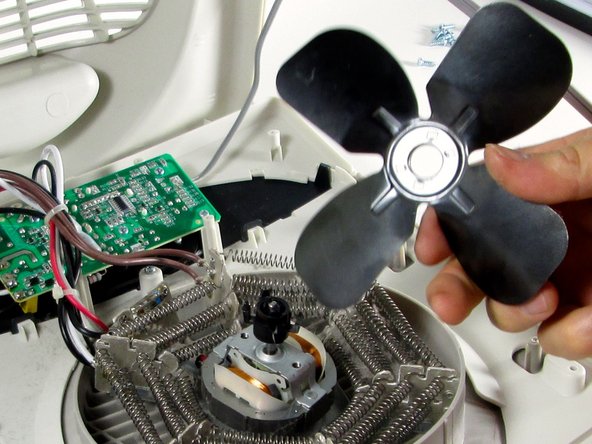 Holmes HEH8031 Fan Blade Assembly Replacement, Remove blade assembly: crwdns2935265:06crwdnd2935265:02crwdnd2935265:03crwdne2935265:0