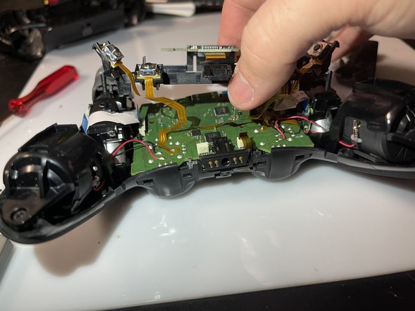 SCUF Reflex Joystick Replacement, Take the battery bracket out: crwdns2935265:010crwdnd2935265:02crwdnd2935265:02crwdne2935265:0