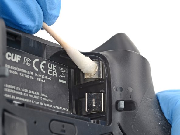 How to Clean Corroded Battery Terminals, Clean the terminals: crwdns2935265:05crwdnd2935265:02crwdnd2935265:03crwdne2935265:0