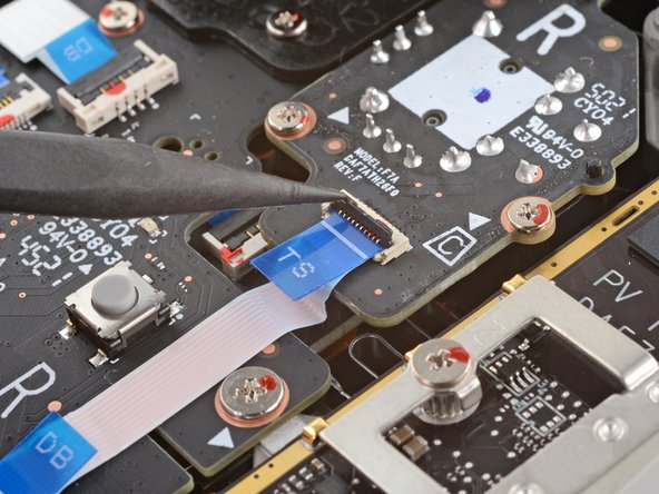 Steam Deck Right Thumbstick Replacement, Disconnect the right thumbstick cable: crwdns2935265:09crwdnd2935265:02crwdnd2935265:03crwdne2935265:0