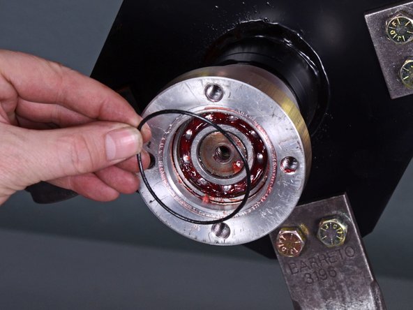 Barreto Tillers E1320HTRLR 2016 Outboard Internal Bearings Replacement, Remove the O-ring: crwdns2935265:016crwdnd2935265:03crwdnd2935265:03crwdne2935265:0