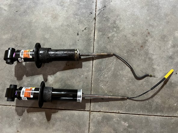 Chevrolet SS Sedan Rear Shock Absorber Replacement, Damper Removal: crwdns2935265:025crwdnd2935265:02crwdnd2935265:02crwdne2935265:0