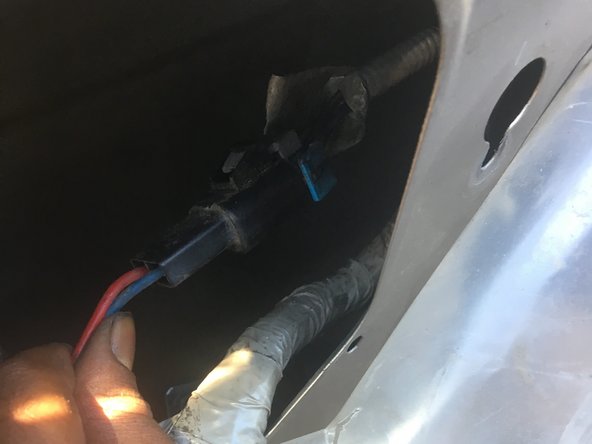 1999 Buick Century Window Regulator and Motor Replacement, Removing The Window Motor: stap 6, afbeelding 2 van 3