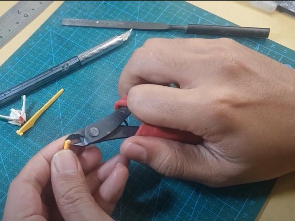 How to Repair Parts of a Damaged Gunpla Model Kit: crwdns2935265:03crwdnd2935265:02crwdnd2935265:02crwdne2935265:0