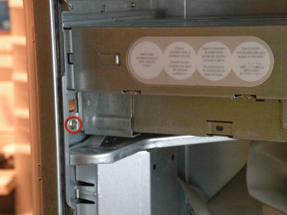 Power Mac G4 Quicksilver Teardown, Optical Drive / Zip Drive Cage: crwdns2935265:011crwdnd2935265:02crwdnd2935265:03crwdne2935265:0