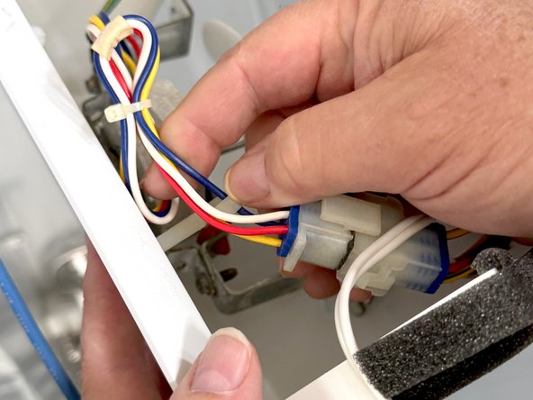 GE Side-By-Side Refrigerator Evaporator Fan Replacement, Disconnect the evaporator fan assembly: 步骤 29 中的图像 2，2