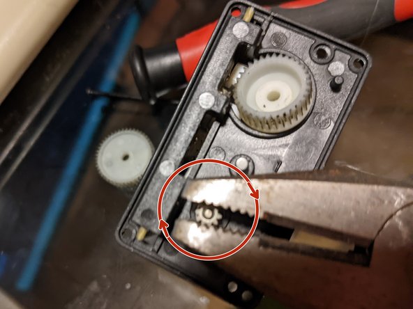 VEX V5 11w smart motor Un-seizing, tap and twist the motor shaft: crwdns2935265:05crwdnd2935265:03crwdnd2935265:03crwdne2935265:0