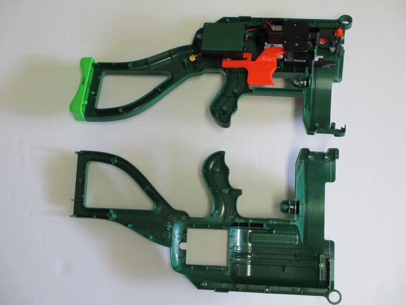 Automatic Tommy 20 Trigger Spring Replacement, Split the Gun into Two Halves: crwdns2935265:05crwdnd2935265:02crwdnd2935265:02crwdne2935265:0