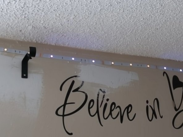 How to Install a Curtain Rod On a Damaged Wall Using Drywall Anchors: passo 5, immagine 3 di 3