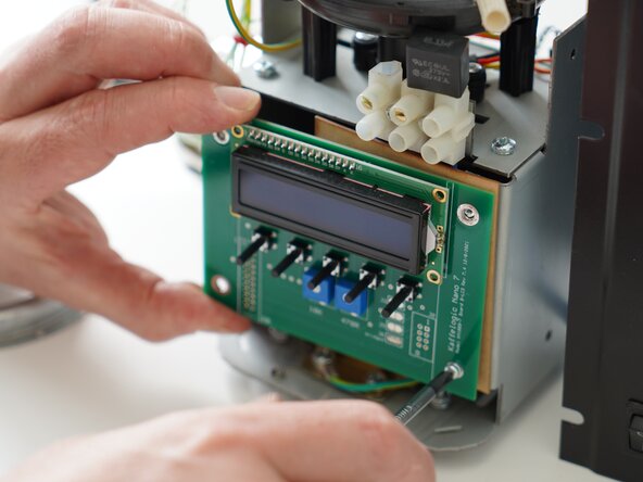 Kaffelogic Nano 7/LINK (A/B/C-N Serial) LCD Board Replacement, Remove PCB screws: adım 6, 3 resimden 3.