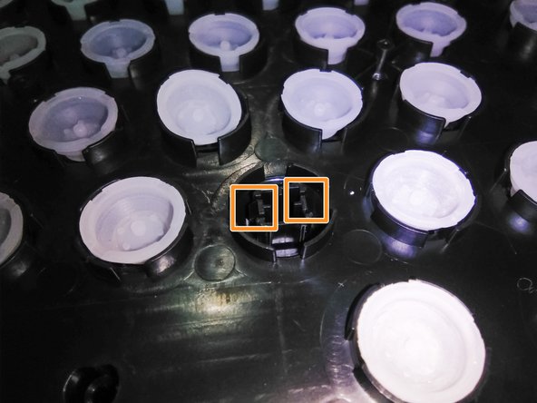 Genius Smart kb-102 Teardown, Taking out a key: crwdns2935265:03crwdnd2935265:03crwdnd2935265:03crwdne2935265:0