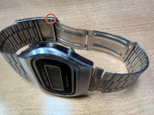 Delphi 2 Battery Replacement, Remove Band: stap 1, afbeelding 1 van 1