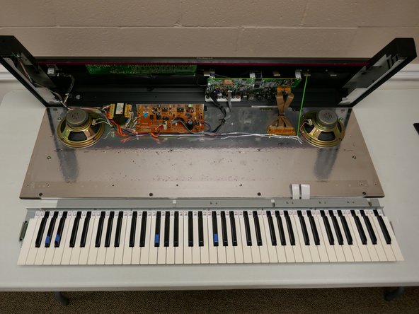 Roland KR-33 Dead Key Repair, Disconnect key panel ribbon cables: crwdns2935265:06crwdnd2935265:02crwdnd2935265:02crwdne2935265:0