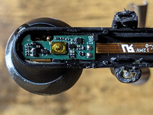 Jbl Tune 225TWS Battery Replacement, Prepare circuit board for installation: crwdns2935265:04crwdnd2935265:03crwdnd2935265:03crwdne2935265:0