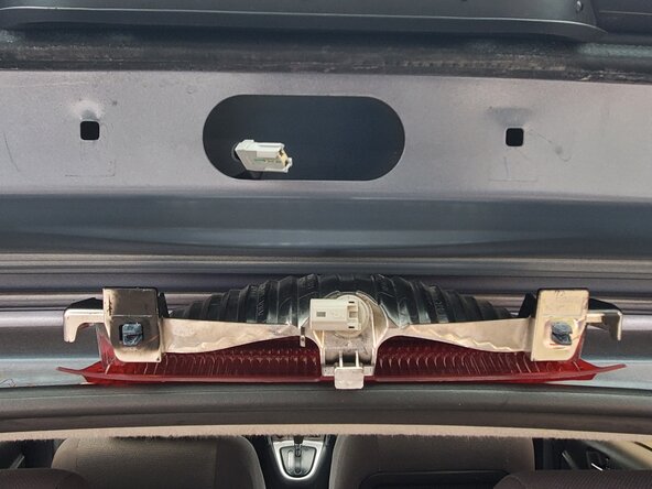 2006 Toyota Matrix Center Brake Light Bulb Replacement: crwdns2935265:03crwdnd2935265:03crwdnd2935265:03crwdne2935265:0