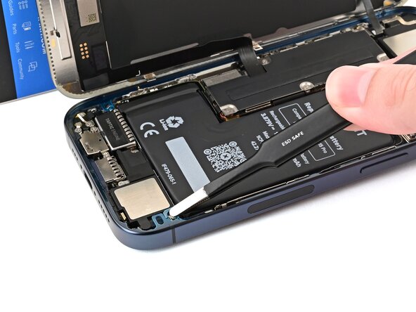 iPhone 15 Pro Front Camera Assembly Replacement, Remove the final adhesive liners: étape 54, image 1 de 3