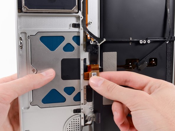 MacBook Pro 15" Unibody Late 2008 and Early 2009 Trackpad Replacement: crwdns2935265:034crwdnd2935265:02crwdnd2935265:03crwdne2935265:0