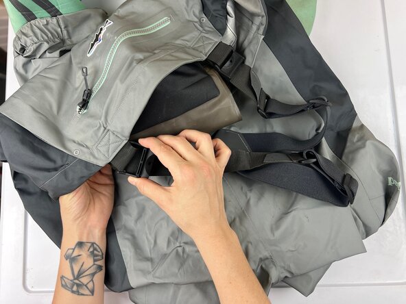 How to Machine Wash a Wader, Secure the straps and fasteners: crwdns2935265:02crwdnd2935265:01crwdnd2935265:03crwdne2935265:0