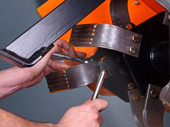 Barreto Tillers E1320HTRLR 2016 Tine Drive Motor Bearing Replacement, Remove the tine bolts: crwdns2935265:012crwdnd2935265:03crwdnd2935265:03crwdne2935265:0