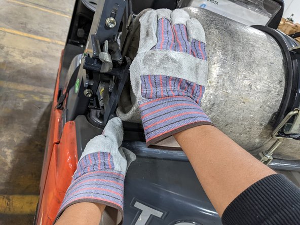 How to Replace the Propane Tank on a Toyota Forklift 8FGCU15: crwdns2935265:09crwdnd2935265:02crwdnd2935265:02crwdne2935265:0