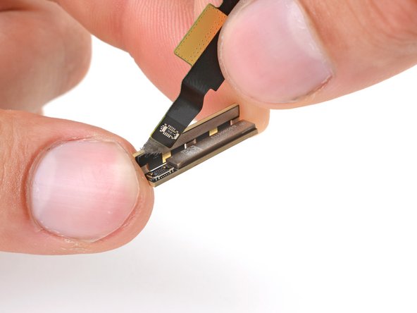 Google Pixel 7a 5G mmWave Antenna Replacement: 步骤 54 中的图像 2，3