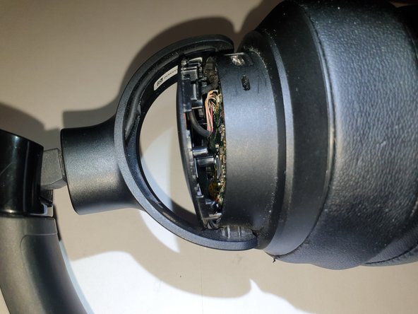 JBL Tune 700BT Teardown, right side - electronics cover: crwdns2935265:02crwdnd2935265:03crwdnd2935265:03crwdne2935265:0