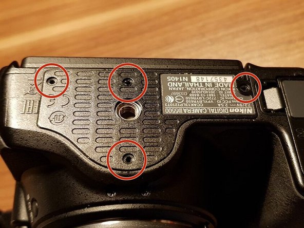 Nikon D5500 Rückabdeckung austauschen, SD-/Akkufach öffnen: Schritt 1, Bild 1 von 1