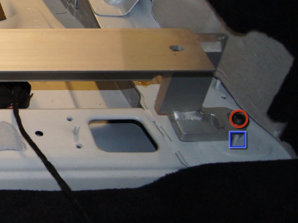 Installing Mercedes W166 RAV Tool Box: crwdns2935265:05crwdnd2935265:02crwdnd2935265:03crwdne2935265:0