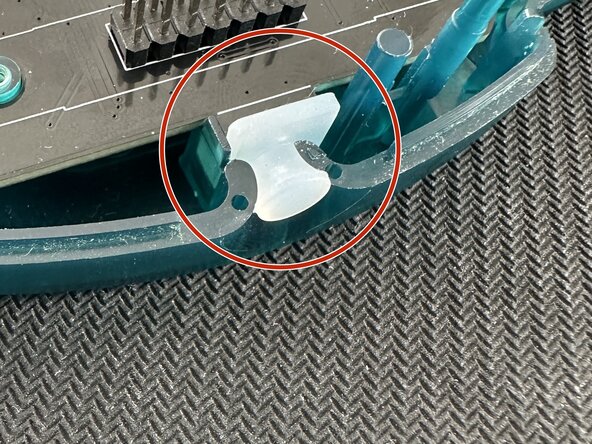 Installation du Mod Kit 8BitDo pour manette N64, Positionner la carte carte mère du mod kit sur la partie supérieure de la manette: étape 10, image 3 de 3