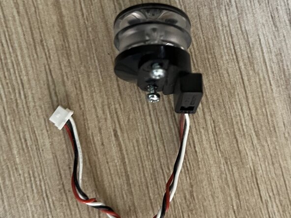 Roomba i7 - Change base return sensor: step 4, image 1 of 1