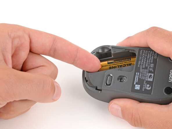 How to Open Your Logitech M220, Remove the battery: passo 3, immagine 1 di 3