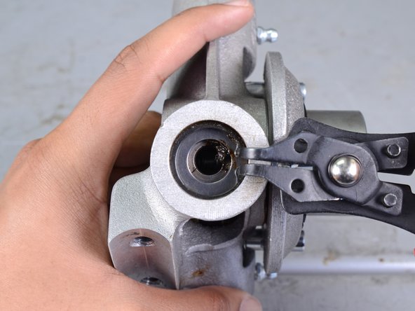 Electric Eel Lower Feeder Assembly Replacement, Remove the Retaining Ring: crwdns2935265:012crwdnd2935265:02crwdnd2935265:03crwdne2935265:0