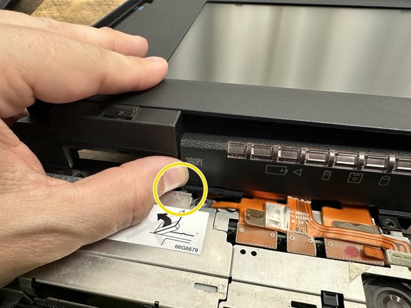 IBM ThinkPad 360P/PE Disassembly, Remove the Status Indicator: 6 단계, 이미지 3개 중 3개