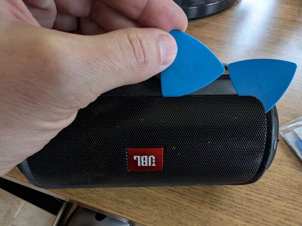 JBL Charge 2+ Speaker Replacement, Uncovering the Speakers: crwdns2935265:01crwdnd2935265:02crwdnd2935265:03crwdne2935265:0