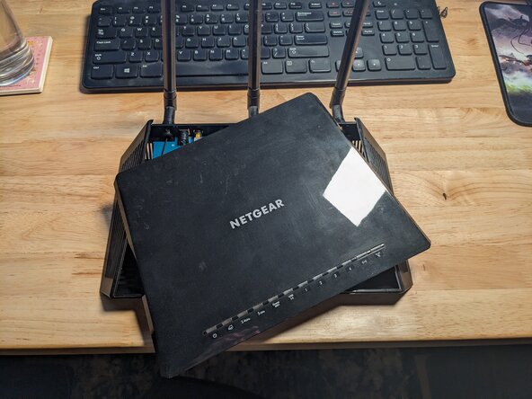 Netgear Nighthawk R6700 Demontage, De bovenste bedekking verwijderen: stap 2, afbeelding 1 van 1